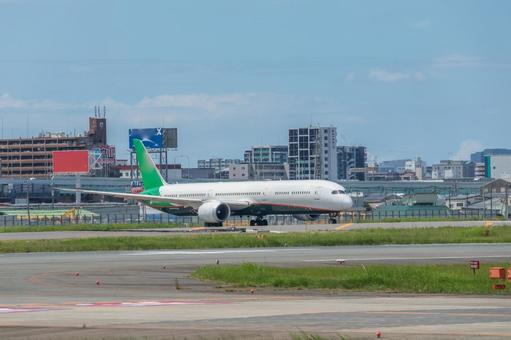 福岡空港の上に広がる夏の昼の青空 飛行機,航空機,旅客機の写真素材