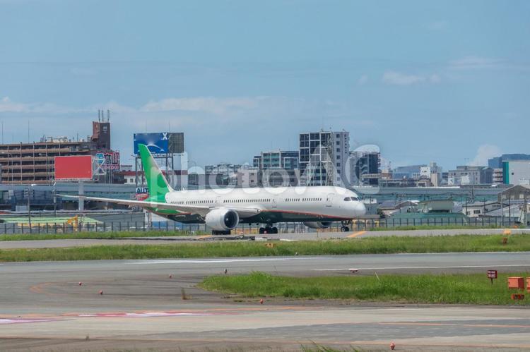 福岡空港の上に広がる夏の昼の青空 飛行機,航空機,旅客機の写真素材