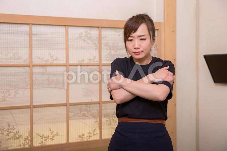 寒いポーズをする居酒屋のスタッフ 寒い,飲食店,空調の写真素材
