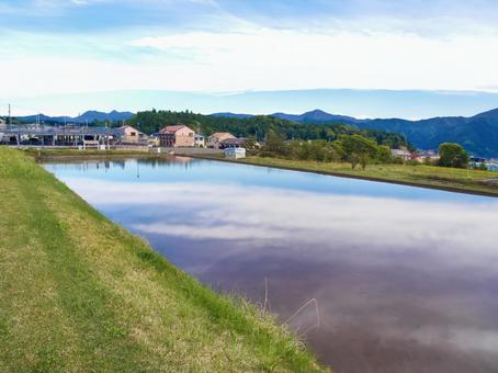 田植え前の水鏡 田んぼと空 田植え前の水鏡 田んぼと空 田植え前の景色,自然,風景の写真素材