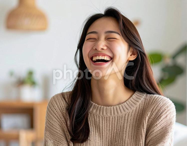 笑顔がはじける若い女性のポートレート 笑顔,女性,幸せの写真素材