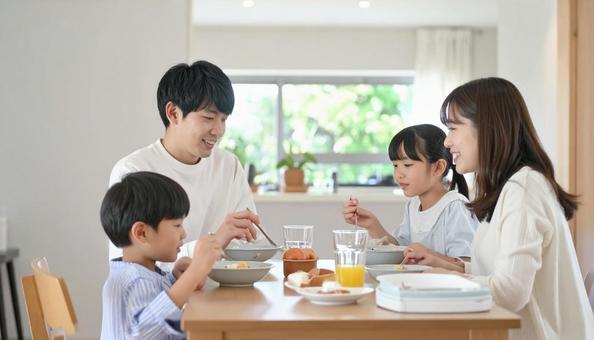 家族で囲む幸せな食事の時間 家族で囲む幸せな食事の時間の写真