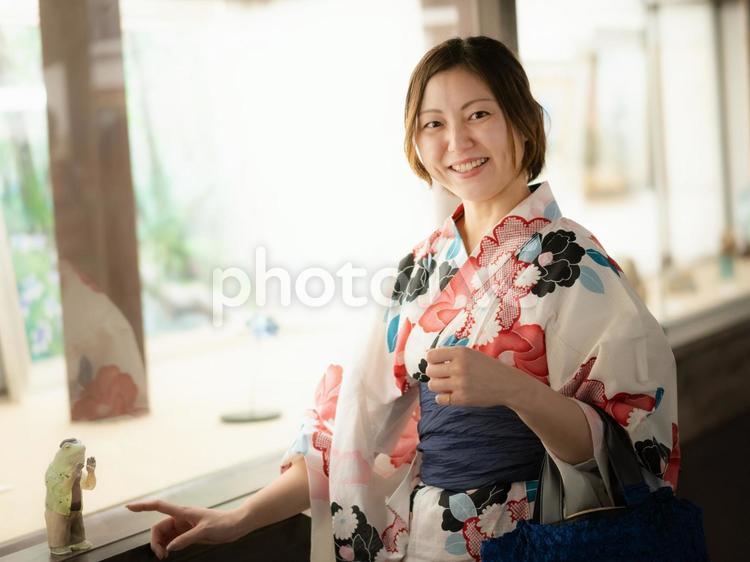 32：観光する浴衣の女性 浴衣,ゆかた,博物館の写真素材