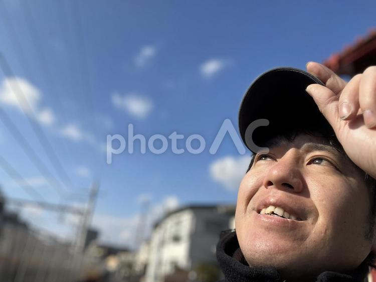 空を見上げる男性　251281 空,晴れ,男性の写真素材