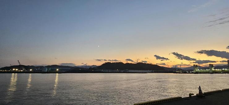 黄昏時の海 海,湾,空の写真素材