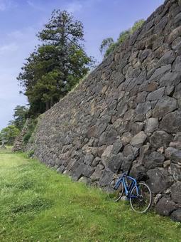 松江城の石垣と自転車 松江城の石垣と自転車 松江城,石垣,城郭の写真素材