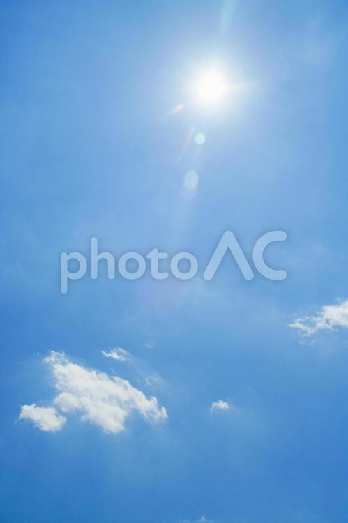 初夏の太陽と青空と雲 太陽,青空,空の写真素材