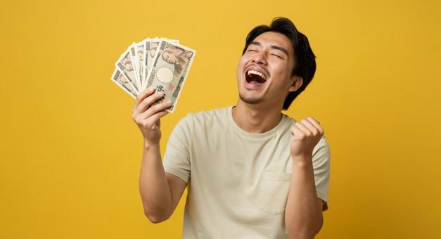 大金を手にして喜ぶ男性 大金を手にして喜ぶ男性の写真