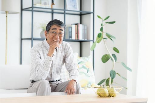 リビングでくつろぐシニアの男性 リビングでくつろぐシニアの男性 シニア,男性,セカンドライフの写真素材