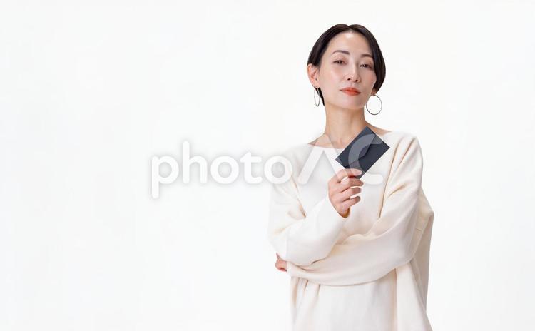 招待状を持つ私服の女性 通知,一人,透明感の写真素材