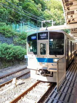 箱根湯本駅に停車中の小田急線の車両 箱根湯本駅に停車中の小田急線の車両 箱根湯本駅,小田急線,車両の写真素材