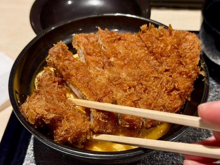閉じないカツ丼　 カツ丼,トンカツ,卵の写真素材