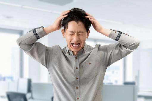 オフィスで頭を抱えて悩む男性ビジネスマン オフィスで頭を抱えて悩む男性ビジネスマン 男性,悩む,困るの写真素材