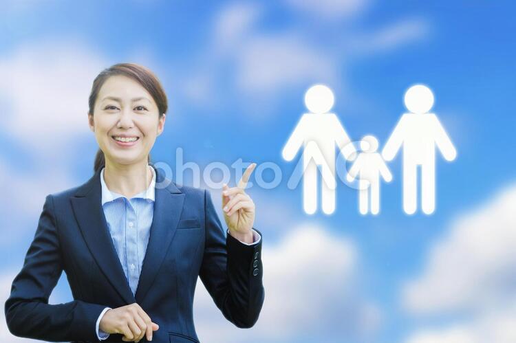 ビジネスウーマンとファミリー 青空,人物,スタッフの写真素材