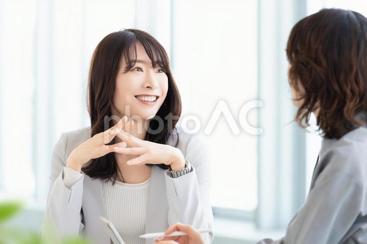 ミーティングをする2人のビジネスウーマン 女性,ビジネス,笑顔の写真素材