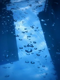雨に濡れた青い車に映る青空 雨に濡れた青い車に映る青空の写真