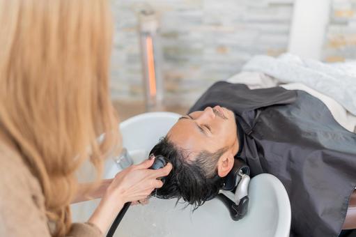 美容室でシャンプーをする男性客 美容室でシャンプーをする男性客 男性,洗う,シャンプーの写真素材