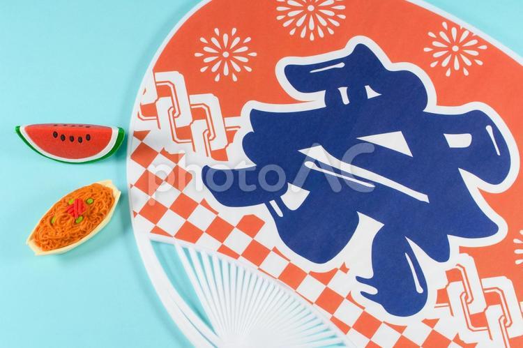 祭りのうちわと夏の小物で夏祭りのイメージ 夏祭り,祭り,スイカの写真素材