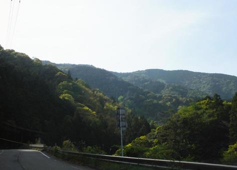 春の山並みと山道 春の山並みと山道の写真