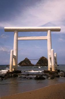 海に浮かぶ白い鳥居と夫婦岩 海に浮かぶ白い鳥居と夫婦岩の写真