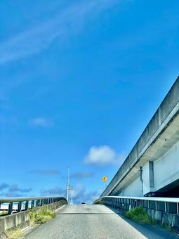 沖縄の夏空 道と青空 沖縄の夏空 道と青空の写真