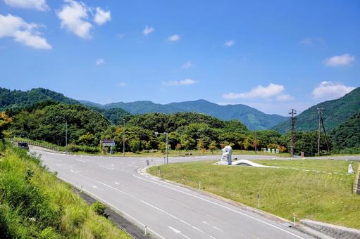 奥出雲おろちループ前の澄川喜一のおろち像 奥出雲おろちループ前の澄川喜一のおろち像の写真