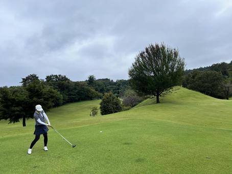 女性ゴルファーのティショットの瞬間 ゴルフ,ゴルフ場,女性ゴルファーの写真素材