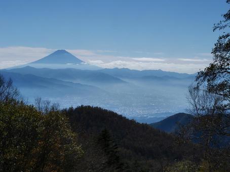 乾徳山から望む富士山 乾徳山から望む富士山 富士山,乾徳山,山梨市の写真素材