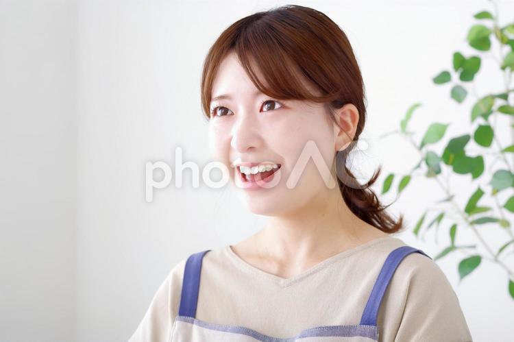 笑顔のエプロン姿の女性 笑う,笑顔,微笑みの写真素材