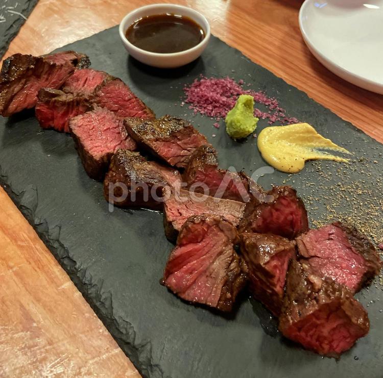 レアステーキとソースの盛り合わせ レアステーキとソースの盛り合わせ ステーキ,レアステーキ,牛肉の写真素材