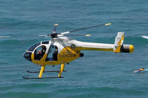 ホノルル海岸を飛ぶヘリコプター ホノルル海岸,ヘリコプター,ホノルル消防の写真素材