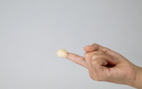 人差し指の先についたクリーム 人差し指の先についたクリーム クリーム,指,人差し指の写真素材