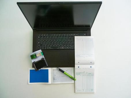 ノートパソコン、請求書、納品書、ペン ノートパソコン、請求書、納品書、ペンの写真