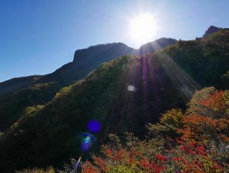 背景に合う荒船山の紅葉 背景に合う荒船山の紅葉の写真