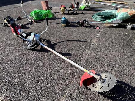 草刈り作業 草刈り機,農機具,農作業の写真素材