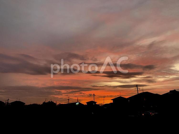 夕焼けと住宅街 日暮れ,暁,住宅街の写真素材