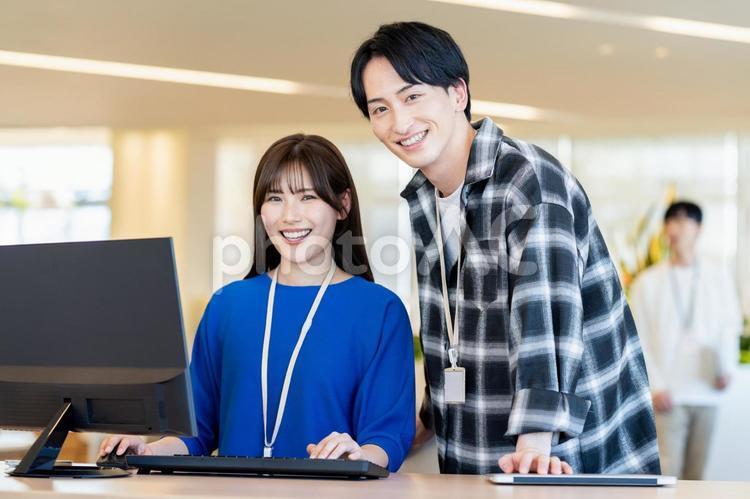 オフィスで働く若いエンジニア エンジニア,オフィス,若いの写真素材