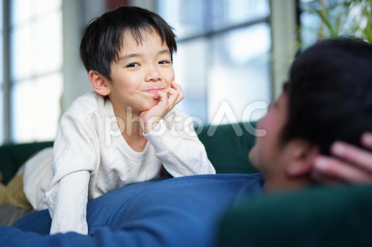 微笑んでいる男の子 親子,男の子,小学生の写真素材