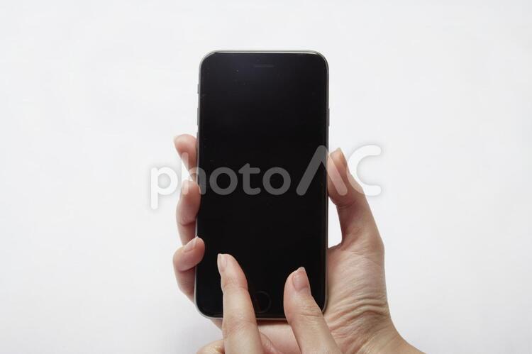 スマホを操作する女性の手 1,アプリ,ゲームの写真素材