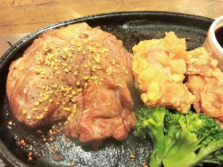 鉄板の上のステーキ 1 鉄板の上のステーキ 1 ビーフステーキ,肉,スタミナの写真素材
