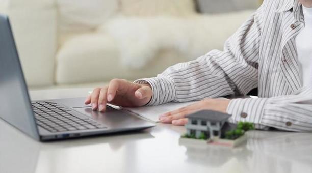 不動産関係の勉強をするアジア人男性 男性,不動産,宅建の写真素材