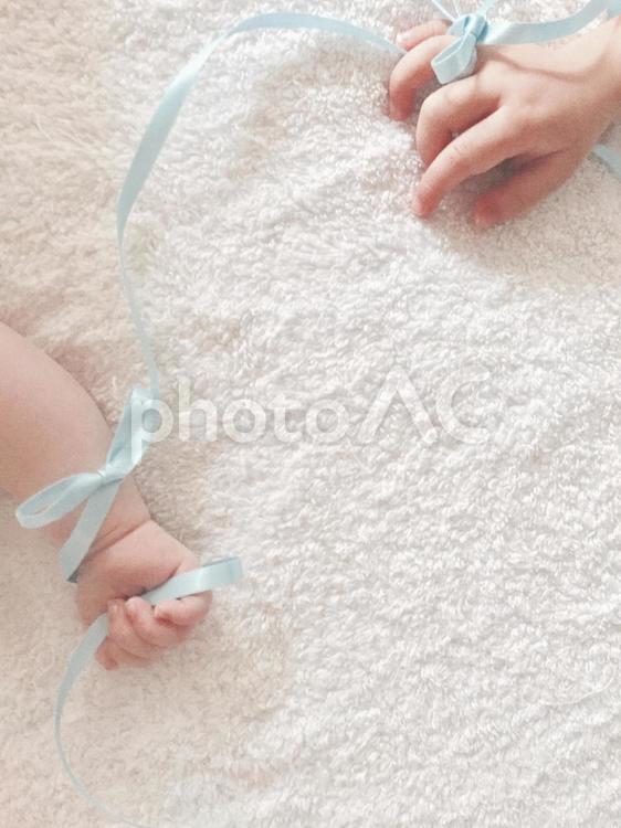赤ちゃんと子供の手（水色のリボン） 赤ちゃん,子供,約束の写真素材