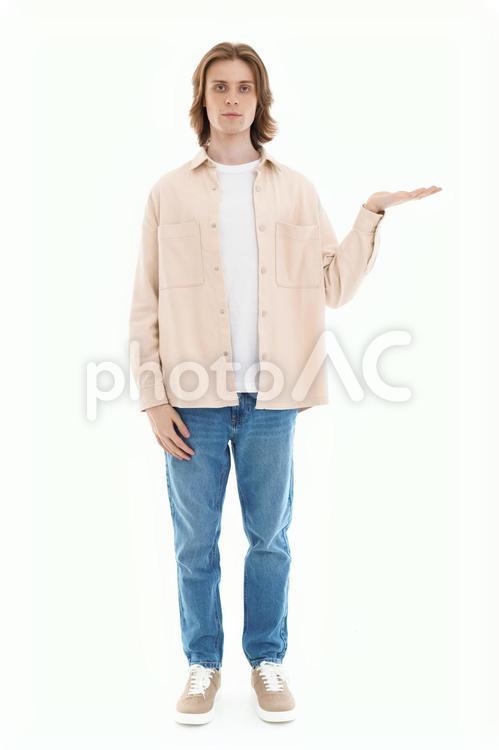 左手でポーズする真顔の男性 男性,ポーズ,真顔の写真素材