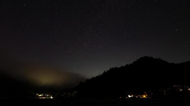 田舎の夜空に迎える雨雲 田舎の夜空に迎える雨雲 田舎,夜空,雨雲の写真素材