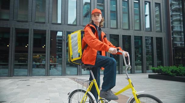 自転車で配達するフードデリバリーの男性 配達,フードデリバリー,デリバリーの写真素材