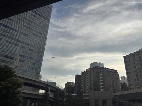 都会の空と飛行機 都会の空と飛行機の写真