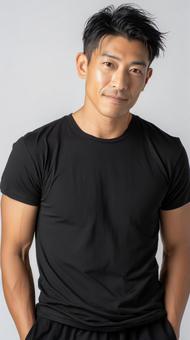 黒Tシャツを着た筋肉質で自信に満ちた男性 黒Tシャツを着た筋肉質で自信に満ちた男性の写真
