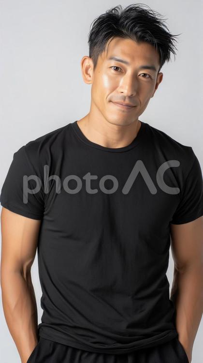黒Tシャツを着た筋肉質で自信に満ちた男性 男性,筋肉質,自信の写真素材