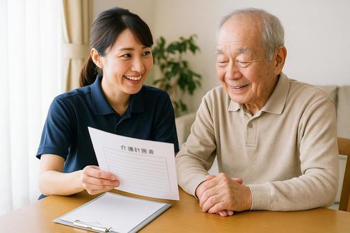 介護計画を説明する介護士 介護計画を説明する介護士の写真