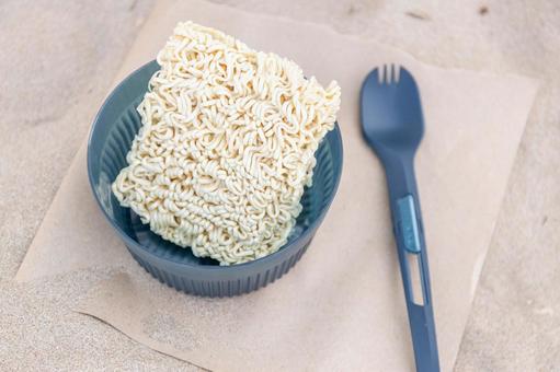 容器に入ったインスタントラーメン インスタントラーメン,麺,食器の写真素材